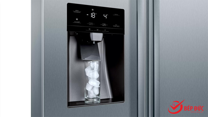 Lấy nước và đá tự động trên tủ lạnh Bosch KAI93VIFP